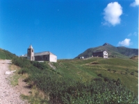 L'Oratorio di San Lucio sull'omonimo passo. Sullo sfondo il Monte Gazzirola